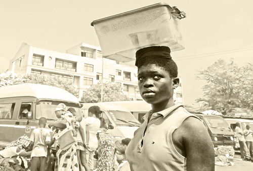 ghanaaccra africa teen girl carrying box onherhead gηανα solo travel bilwander african cruecuthair westafrica ghana west