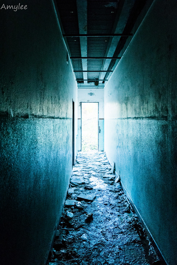 Lumière au bout du couloir | Emilie Hrd | Flickr