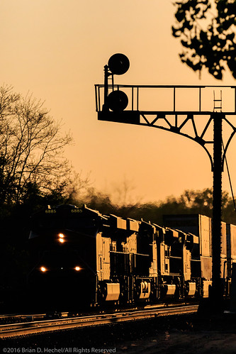 bnsf bnsf6885 bnsfrailway es44c4 eastgalesburg ge gees44c4 generalelectric illinois usa unitedstates youst geo:lat=4094127000 geo:lon=9030198167 geotagged railroad railroadsignal signal sunset train