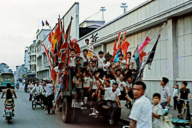Saigon Celebration 1970 - Đường Hai Bà Trưng - by Alan Romanczuk