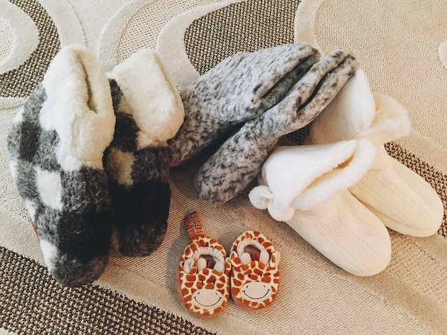 Packing our plush booties for our Thanksgiving trip this long weekend. ✨Loving the cold weather this season and the super warm hugs. #familyoffour 👨‍👩‍👦‍👦 #fireplaces #marshmallows #sfamilytravels