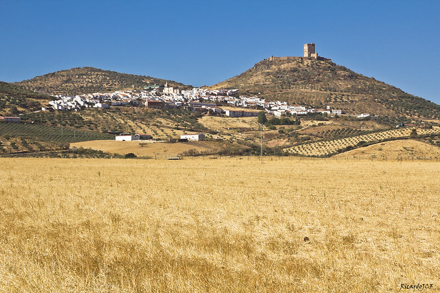 Un pueblo y su castillo  -  A town and its castle