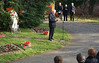 Stefan Herwig, Vorsitzender der HOG Alexanderhausen, bei seiner Ansprache vor dem Denkmal der Billeder auf dem Karlsruher Hauptfriedhof