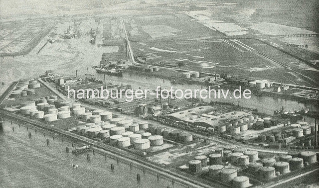 X011091125 Historisches Bild vom Petroleumhafen in Hamburg Waltershof - Öltanks am Ufer der Elbe. Im Hintergrund wird der Waltershofer Hafen gebaut.