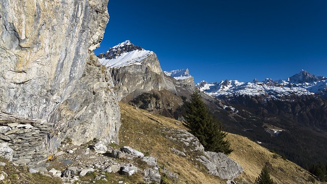 Abri de berger avec terrasse au pied des Fiz face à la chaine du Mont-Blanc. The shepherd schelter with a terrace and a view !...