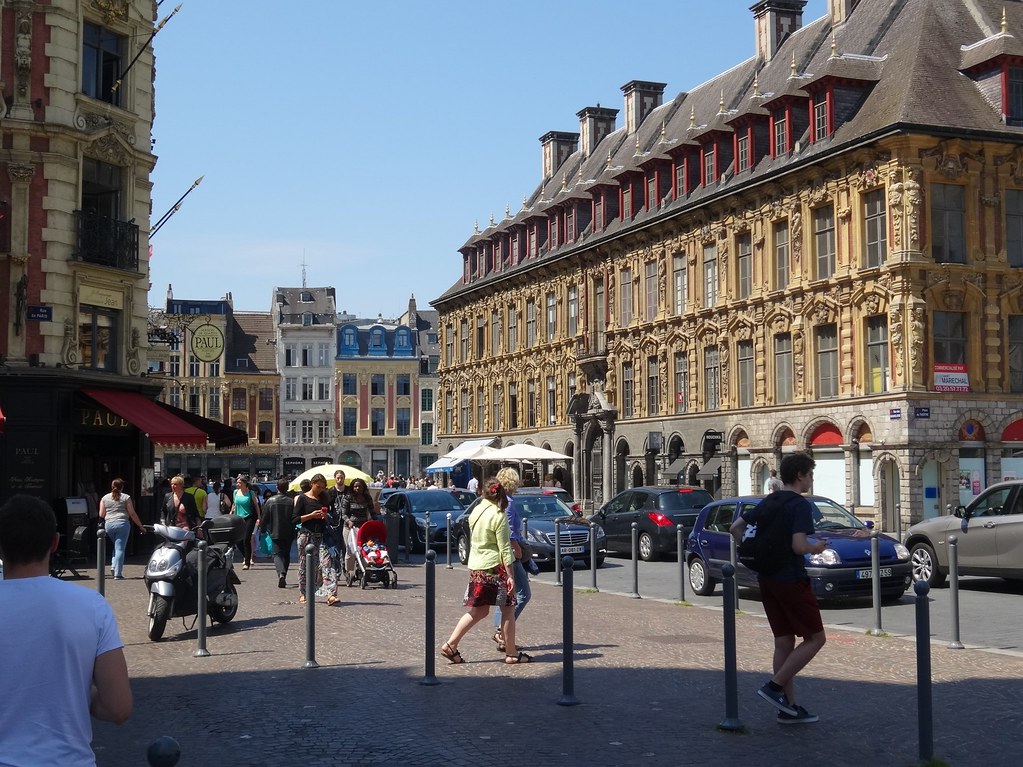 Lille: Rue des Manneliers | With the Vieille Bourse (Old Exc… | Flickr