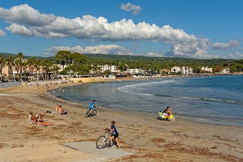 laciotat provence plage méditerranée mer côtedazur sable eau nuages gens rivage frontdemer cyclistes plagelumière vélo