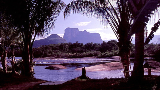 El tepuy Autana visto desde Ceguera, Edo. Amazonas, Venezuela.
