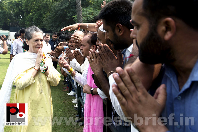 Sonia Gandhi & Rahul Gandhi meet farmers in New Delhi 01