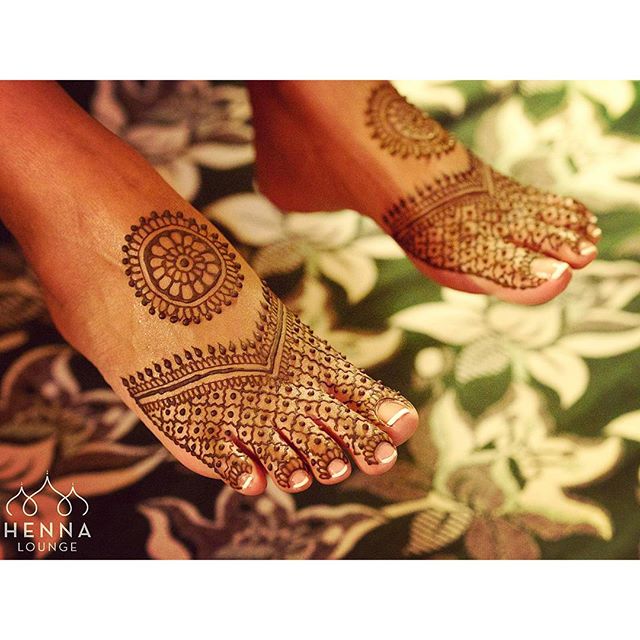 Last night's bride decided to have her feet done after all. Simple but fun. #henna #mehndi #pedicure #feet #tootsies #indianwedding #bridaldreams