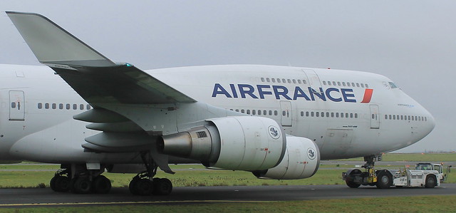 L'UN DES 2 DERNIER BOEING 747-400 AIR FRANCE F-GITE TRACTER POUR LA PORTE D'EMBARQUEMENT POUR LE VOL PARIS CDG-MEXICO LE    01 01 16