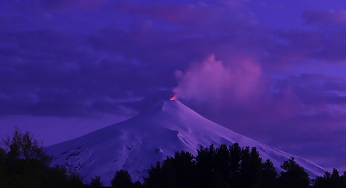 chile mountain snow ice volcano lava evening twilight dusk eruption villarrica pucón araucania