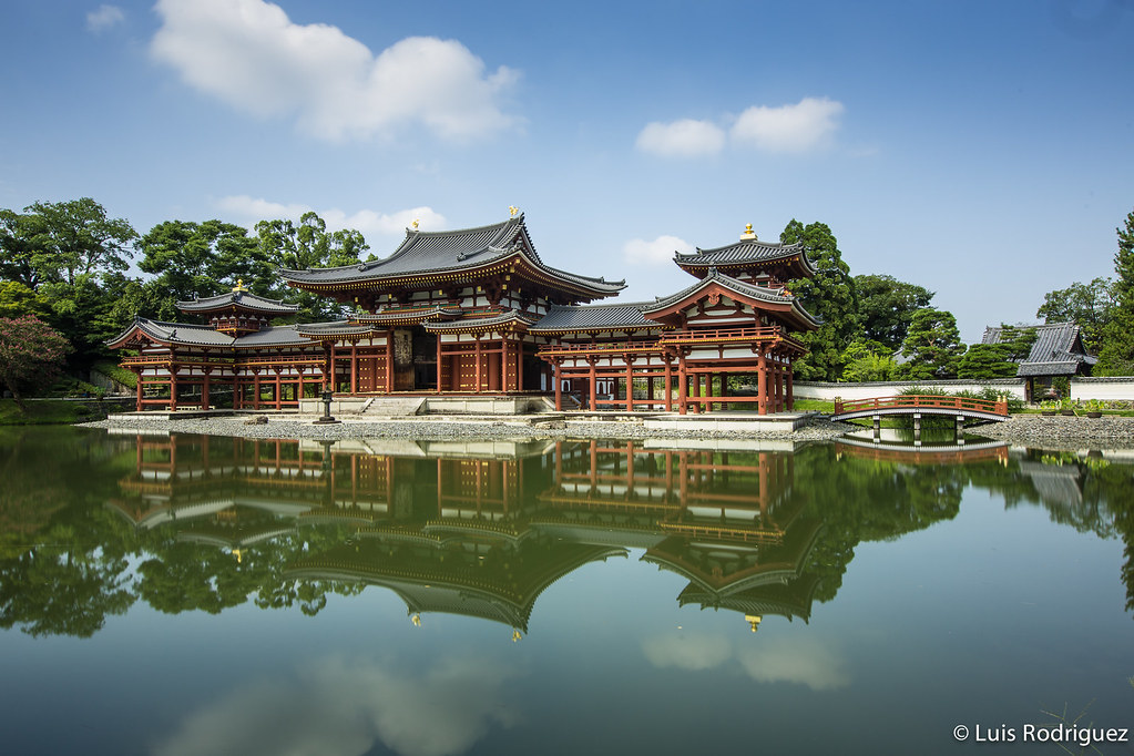 Templo Byodo-in en Uji, con el salón del Fénix en un islote del estanque