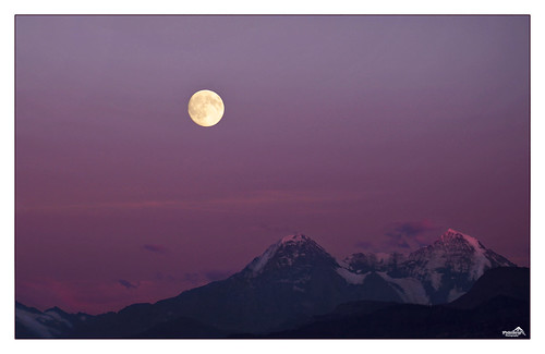pink sky moon mountains alps nature canon skyscape landscape eos schweiz switzerland evening europe purple fullmoon lonelyplanet nationalgeographic berneseoberland aftersunset cantonberne