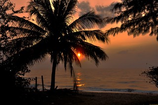 Sunrise on Suan Luang Beach - Le soleil se lève sur la plage de Suan Luang, Bangsaphan.