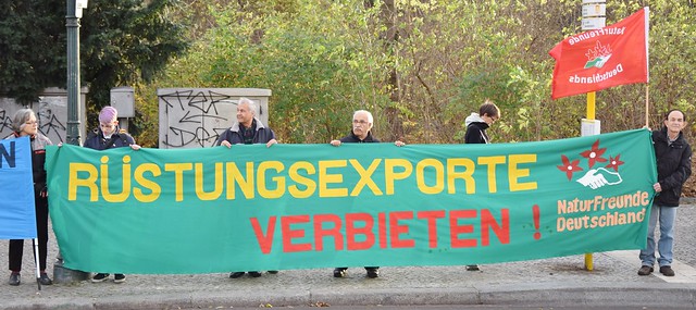 12.11.15: Protest vor dem Bundestag: Auslandseinsätze der Bundeswehr beenden! Rüstungsexporte verbieten!