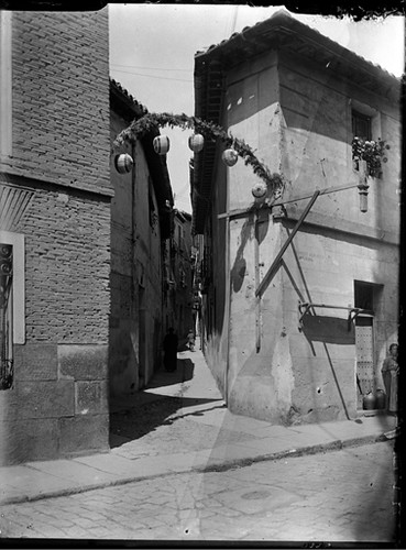 Santo Tomé y Calle de la Campana en Toledo hacia 1920. Fotografía de Enrique Guinea Maquíbar © Archivo Municipal de Vitoria-Gasteiz