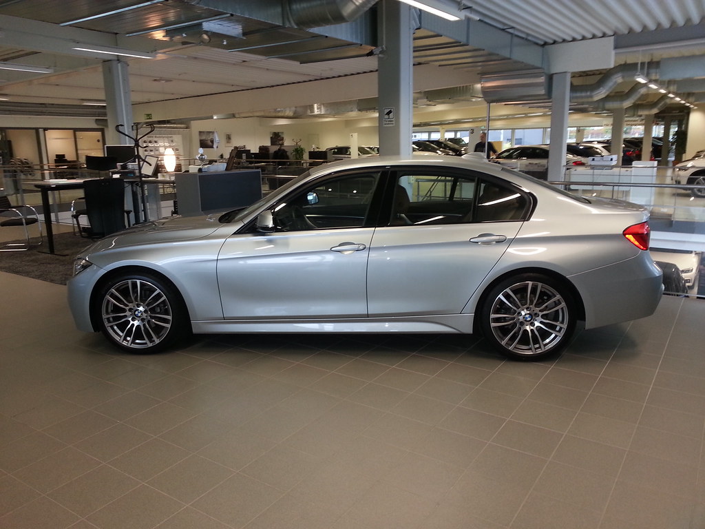 BMW 320i F30 độ kiểu M3 và lên vành hàng hiệu bán lại giá chưa đến 1 tỷ đồng