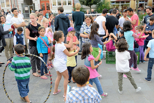 5337 Grillfest von AnwohnerInnen und Flüchtlingen im Hamburger Karoviertel auf dem Tschaikowsky-Platz.