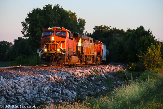 BNSF 6513 in the last light.
