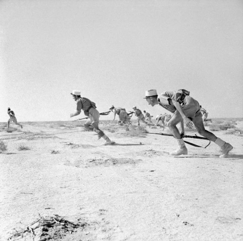 Des Légionnaires français attaquant une position ennemie à Bir Hakeim en Libye, le 12 juin 1942.