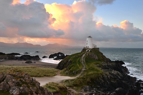 llanddwyn ynys island northwales anglesey lighthouse rocks mountains sunrise dawn pink clouds