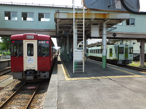 飯山駅に停車中のキハ110形 左側は「おいこっと」用車両
