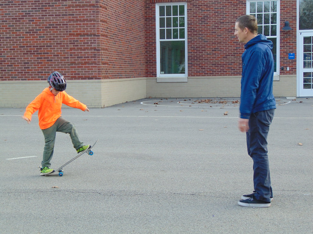 Skateboard Lessons | My Nephew-in-Law Andy giving a few tips… | Flickr