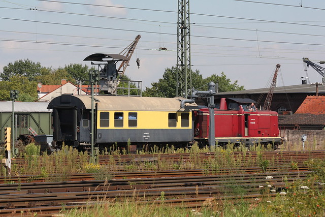 V 100 1365 mit 3-achsigem Umbauwagen im Bw Darmstadt-Kranichstein