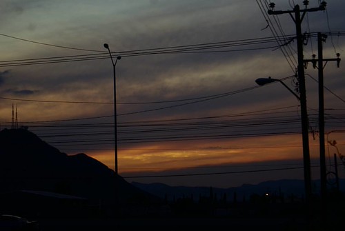 Cables, cerros, tardes... | #chihuahuamx #ciudadentrecerros #barrioaeropuerto by podibu, square squareformat iphoneography instagramapp uploaded:by=instagram