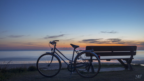 longexposure blue sunset france beach bike night pose bench vacances bluesky normandie paysage nuit banc vélo manche 2015 méditation eveningcalm nd8 lespieux summiluxm35mmf14asph télémètre filtreneutre leicamtype240