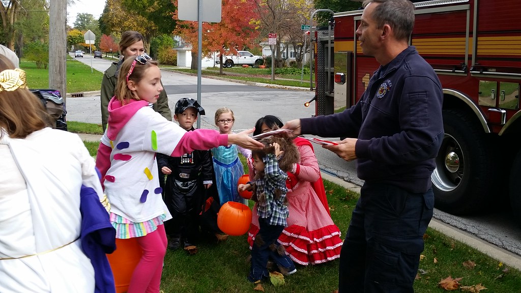 117 | St. Charles Fire Department Passes Out Candy on Hallow… | Flickr