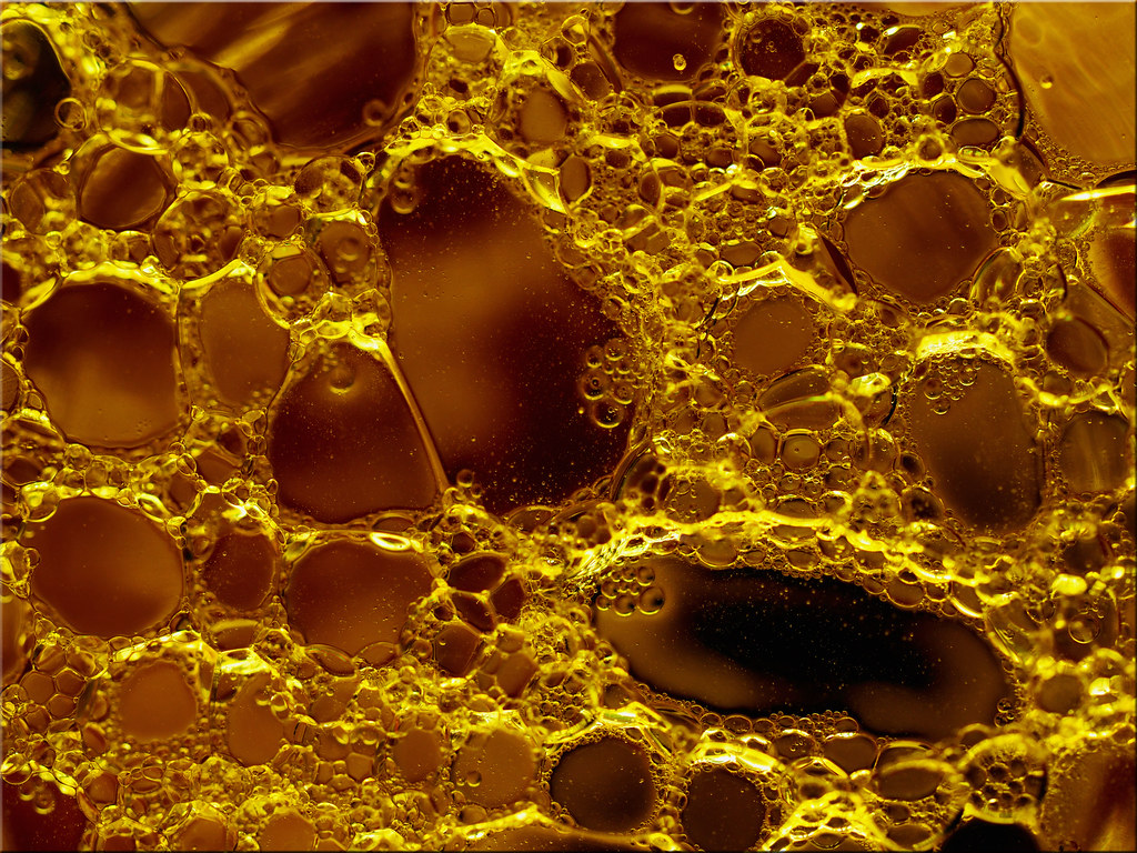 Macro shot - olive oil on water | Makroaufnahme - Olivenöl a… | Flickr