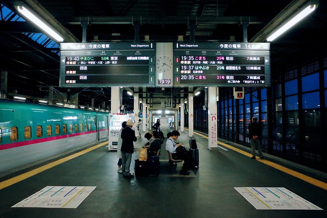 候車人 People Who Are Waiting for Shinkansen