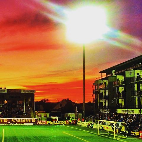 Mjøndalen - Stabæk 1⃣-4⃣ #fotball #stabæk #blaa #isachsenstadion #nedreeiker #3050 #stadium #stadiumlive #buskerud #norway #red #sky #nightfall #sunset #solnedgang #solnedgång #fotball #fotboll #tippe by plastpose, square squareformat lark iphoneography instagramapp uploaded:by=instagram foursquare:venue=4df62f7d1