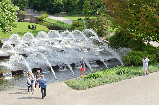 5005 Kaskaden / Brunnen in den Hamburger Wallanlagen / Planten un Blomen - Stadtteil Hamburg St. Pauli; Touristen fotografieren sich vor den Fontänen.