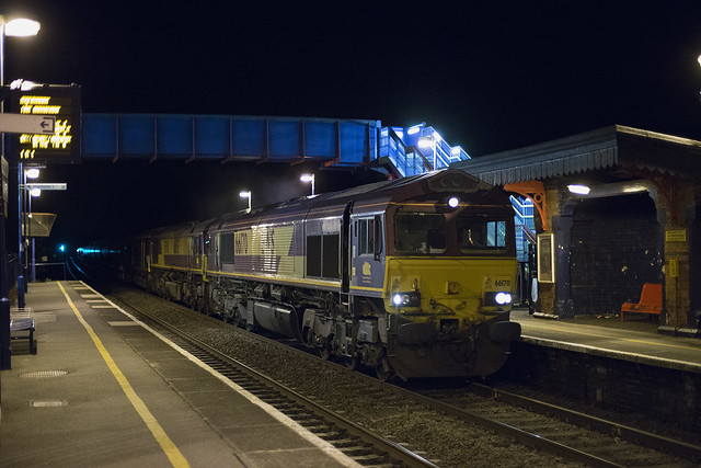 66170 on Didcot T.C.-Mossend Down Yard passing Kings Sutton station on 02-Sept-15