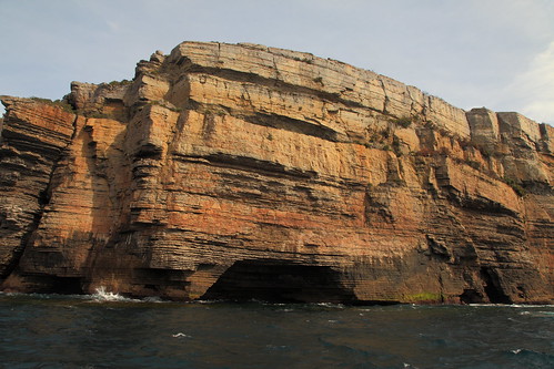 pointperpendicular beecroftpeninsula newsouthwales jervisbay cave cliffs sandstone sea ocean erosion