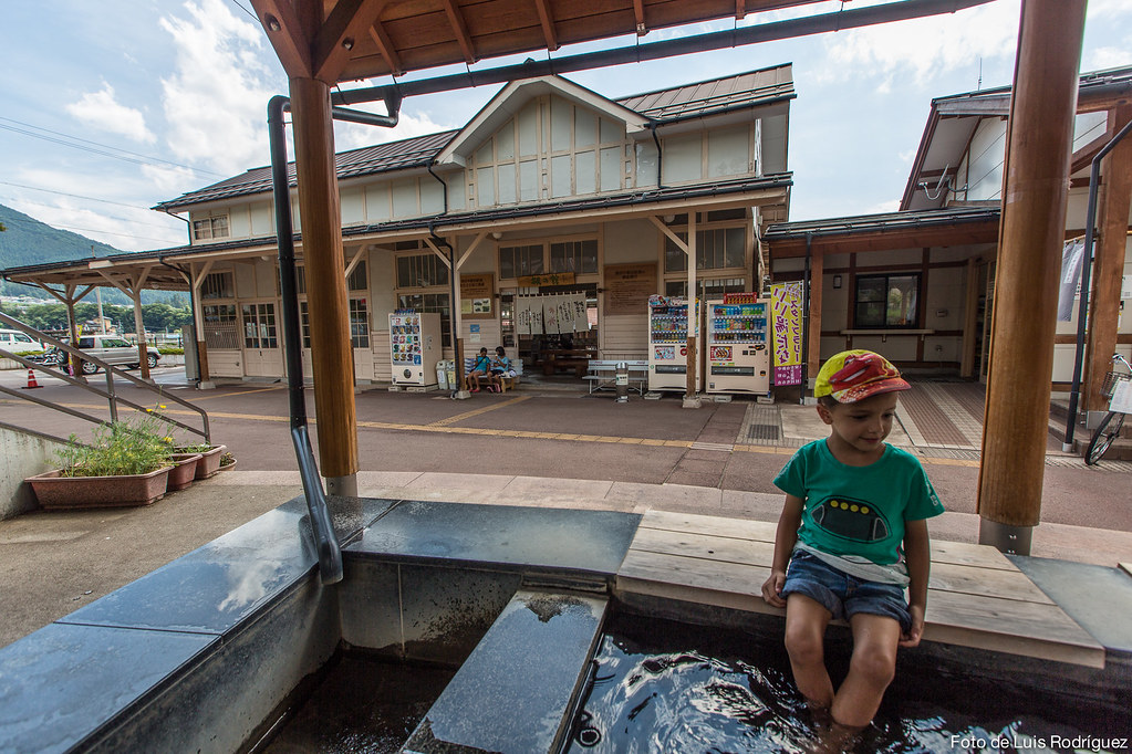 Eric en el onsen de pies al lado de la estación de Yudanaka