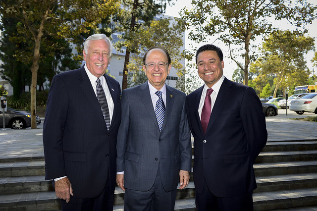 Representative Steny Hoyer visits the USC Broad CIRM Center