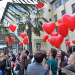 Hochzeitsfest in der Cantina Majolika in Karlsruhe, Hochzeits-Herzluftballons mit Sprüchen werden losgelassen.