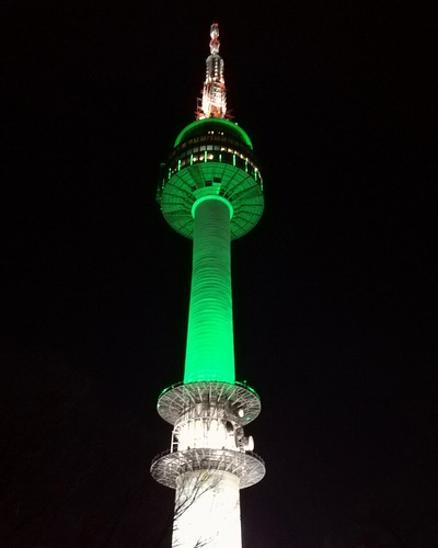 tower torre seoul korea notturno night colors colori verde green vista view