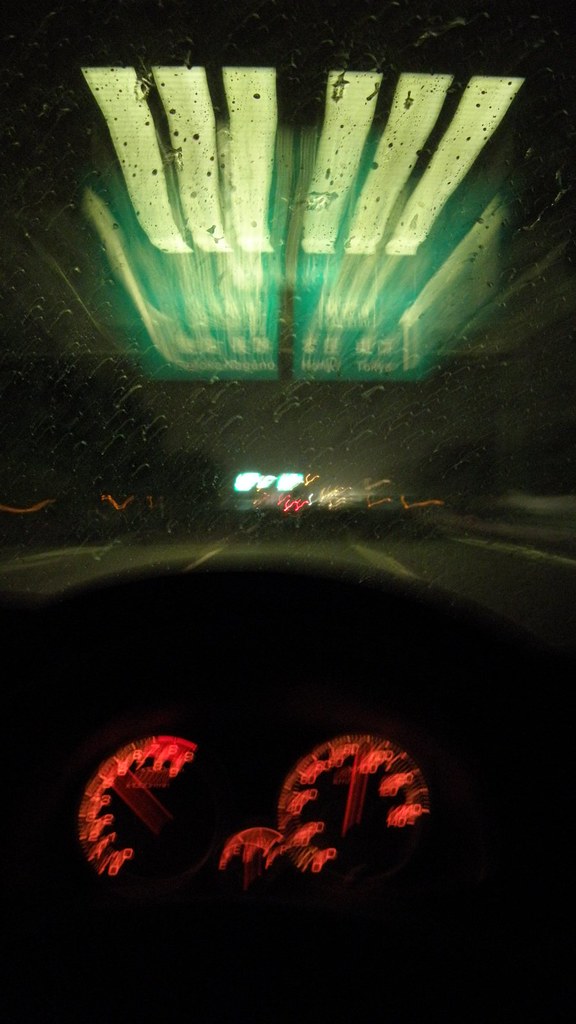 雨 夜 高速道路 ドライブ