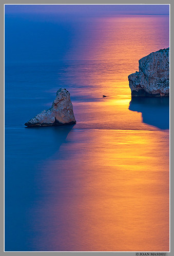 Reflex de la llum de la lluna plena a les illes Medes. Bai… | Flickr