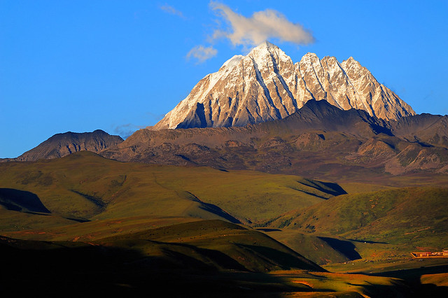 Lhagang graslands and the sacred Mount Zhara Lhatse 5820m, Tibet