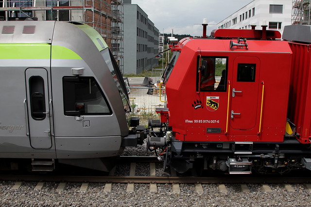 Lösch und Rettungszug LRZ Bern mit BLS Lötschberger 105 und 121 in Bern Brünnen Westside bei Bern in der Schweiz