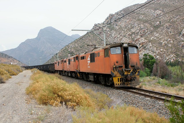 Transnet Class 6E's and a 6E1: E1222, E1330 and E1221, Hex River, Western Cape. 03.03.2011.