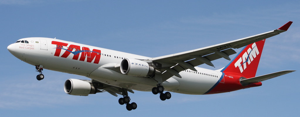 TAM A330-200 | Model: Airbus A330-203 Type: A332 Reg: PT-MVH… | Flickr