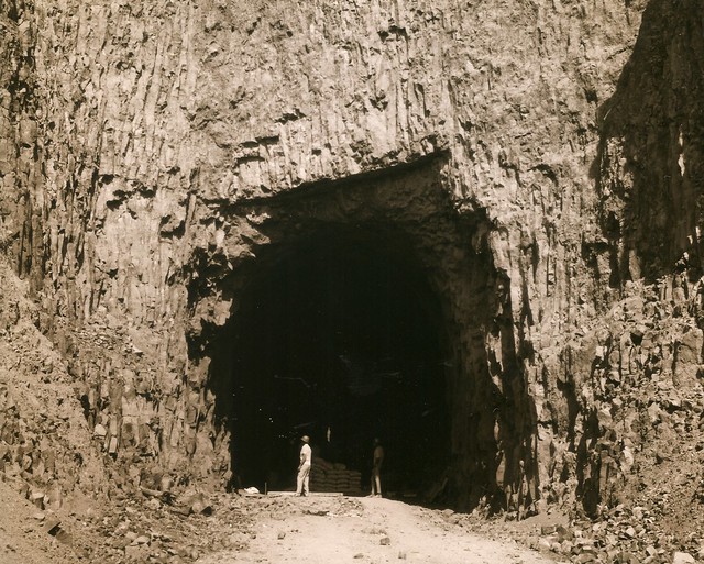 VdF00 Acervo “Foto Geraldo”, Arquivo Municipal Araguari MG. Túnel situado pouco após o Viaduto do Fundão em direção a Araguari. Entrada ainda bruta, 1971