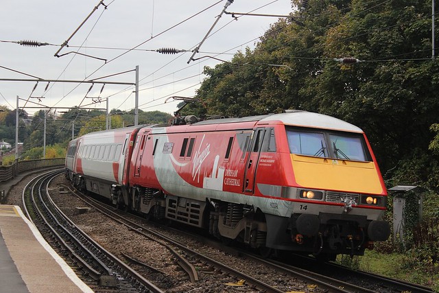 91114 ARRIVES AT DURHAM WITH THE 0630 FROM LONDON KINGS CROSS TO NEWCASTLE ON 14 OCTOBER 2015